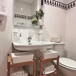 Cozy- 100m From The With Pool & Perfect For2