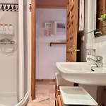Cozy- 100m From The With Pool & Perfect For2 Apartament *
